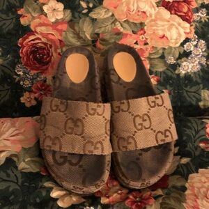 GUCCI SLIDES SANDALS SIZE 8